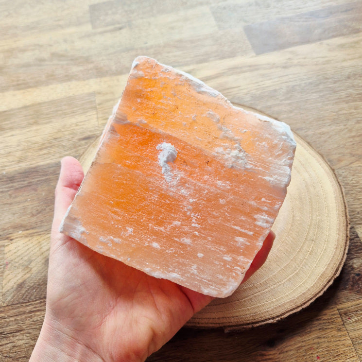 Sélénite orange brute 1 kilo – pierre de purification, ancrage et apaisement énergétique