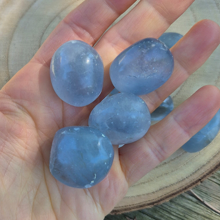 Pierre roulée en Célestine bleue de Madagascar, environ 2 cm, pierre éthique et apaisante.