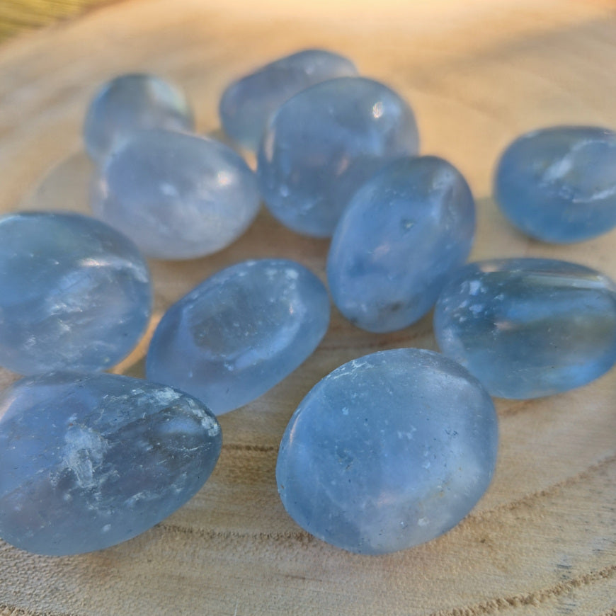 Pierre roulée en Célestine bleue de Madagascar, environ 2 cm, pierre éthique et apaisante.