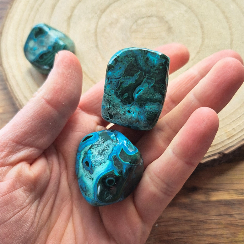 Pierre roulée en chrysocolle bleu vert naturelle – 3 à 3,5 cm.