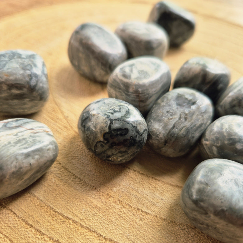 Pierre roulée en jaspe cartographié – pierre d’ancrage, de sagesse et de stabilité intérieure