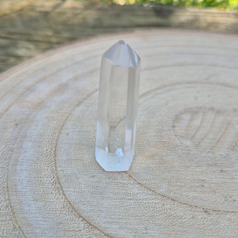 Pointe de Cristal de Roche de Madagascar, environ 4 cm, pierre éthique de lumière, de clarté et d’harmonie énergétique.