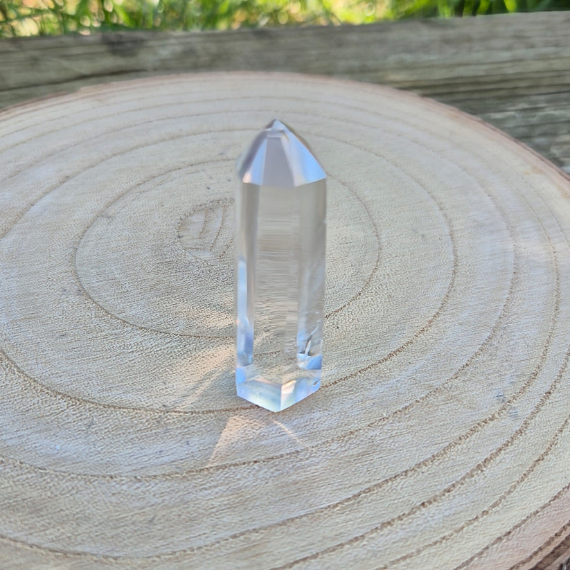 Pointe de Cristal de Roche de Madagascar, environ 5 cm, pierre éthique de lumière, de clarté et d’harmonie énergétique.