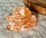 pierre brute sélénite orange 