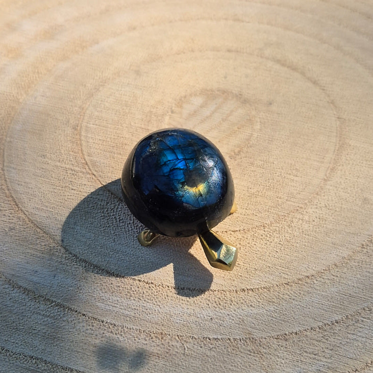 Tortue sculptée en Labradorite de Madagascar, environ 4 cm, pierre éthique de protection et d’intuition.