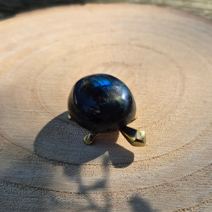 Tortue sculptée en Labradorite de Madagascar, environ 4 cm, pierre éthique de protection et d’intuition.