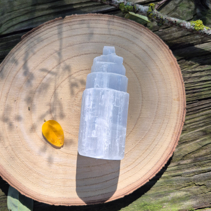 Tour en sélénite naturelle d’environ 10 cm, pierre de pureté et de sérénité, idéale pour la méditation et la purification énergétique.
