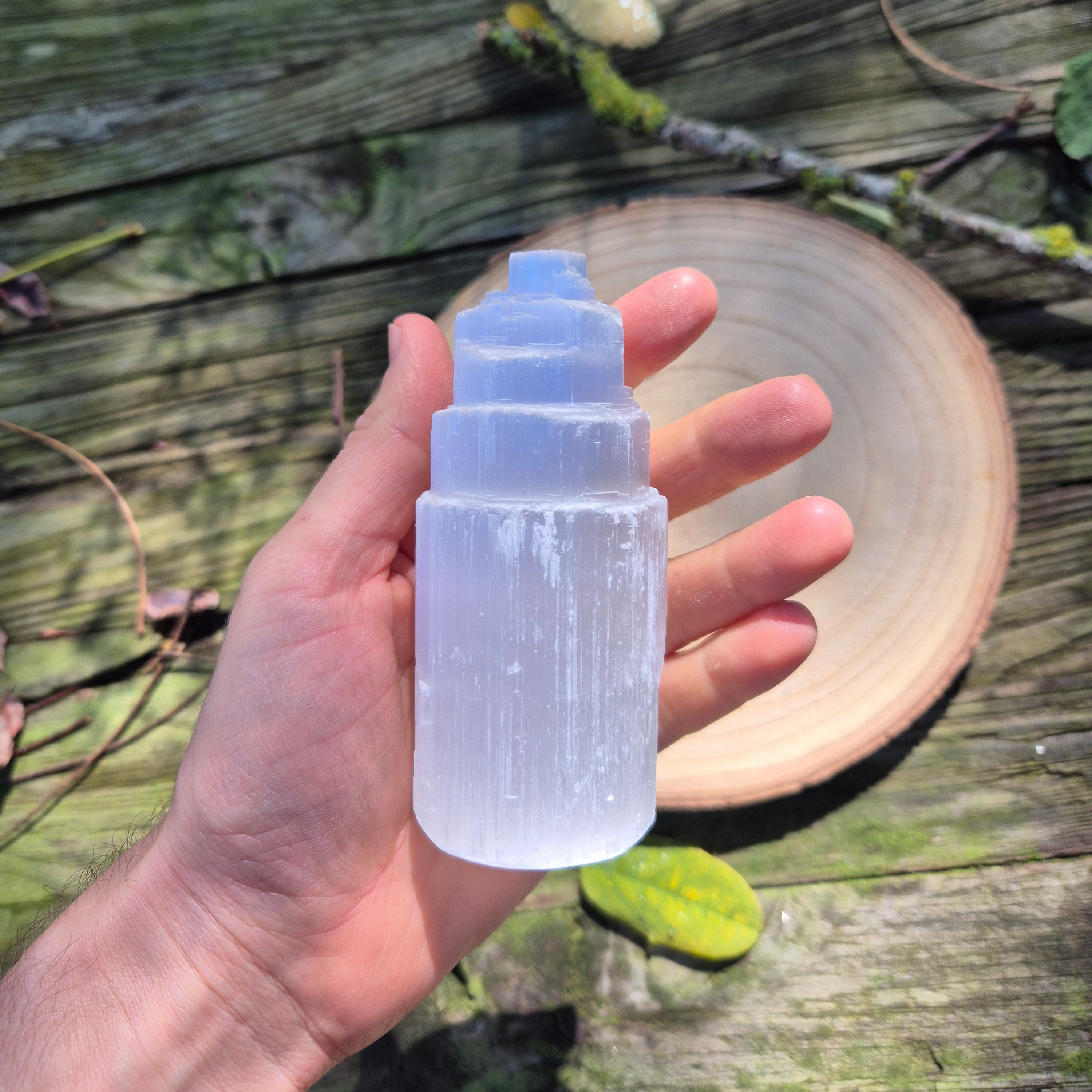 Tour en sélénite naturelle d’environ 10 cm, pierre de pureté et de sérénité, idéale pour la méditation et la purification énergétique.