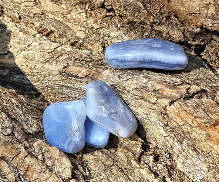Pierre roulée calcédoine bleue