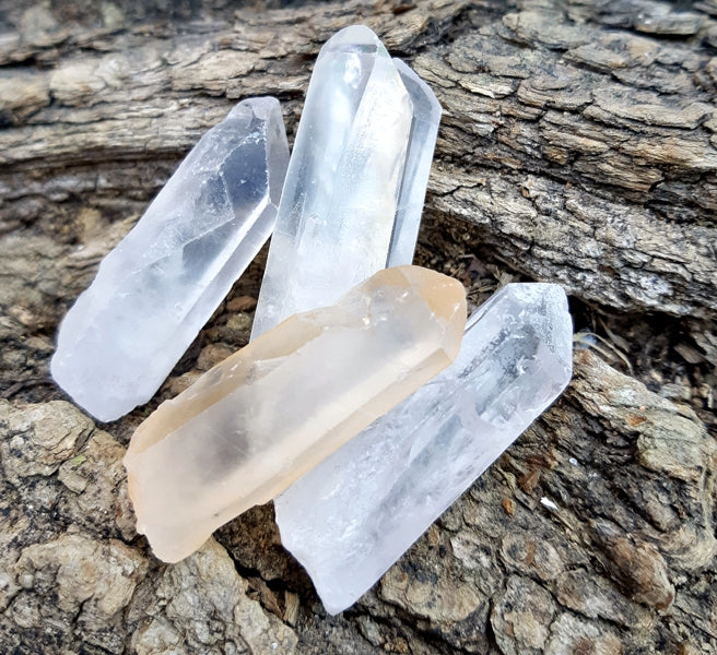 Pierre brute lot de 5 points de quartz