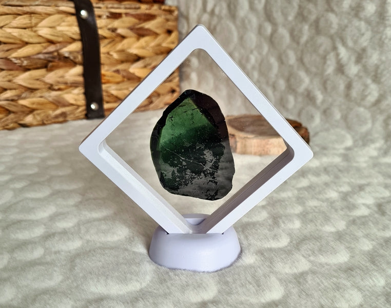 Tourmaline liddicoatite avec socle