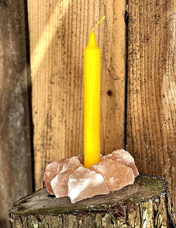 Bougie jaune allumée, symbole de joie, de clarté mentale et de réussite. Parfaite pour les rituels de confiance en soi, d’abondance et de concentration.