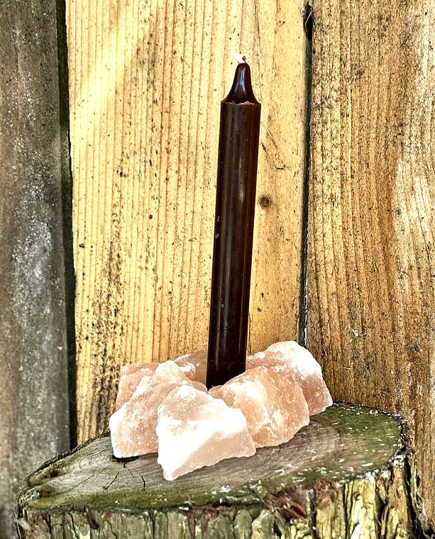 Bougie marron allumée, symbole d’ancrage, de stabilité et de connexion à la Terre. Idéale pour les rituels de centrage, de protection du foyer et de reconnexion à soi.