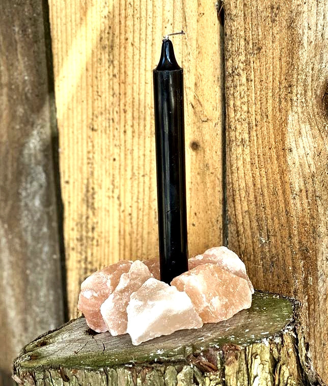 Bougie noire allumée, symbole de protection, de purification et de transformation. Utilisée pour libérer les énergies négatives et favoriser la renaissance intérieure.