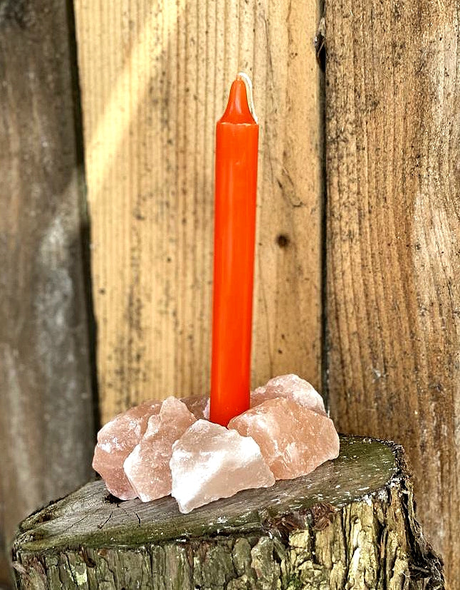 Bougie orange allumée, symbole de créativité, de joie et d’énergie positive. Idéale pour les rituels de motivation, d’abondance et de confiance en soi.