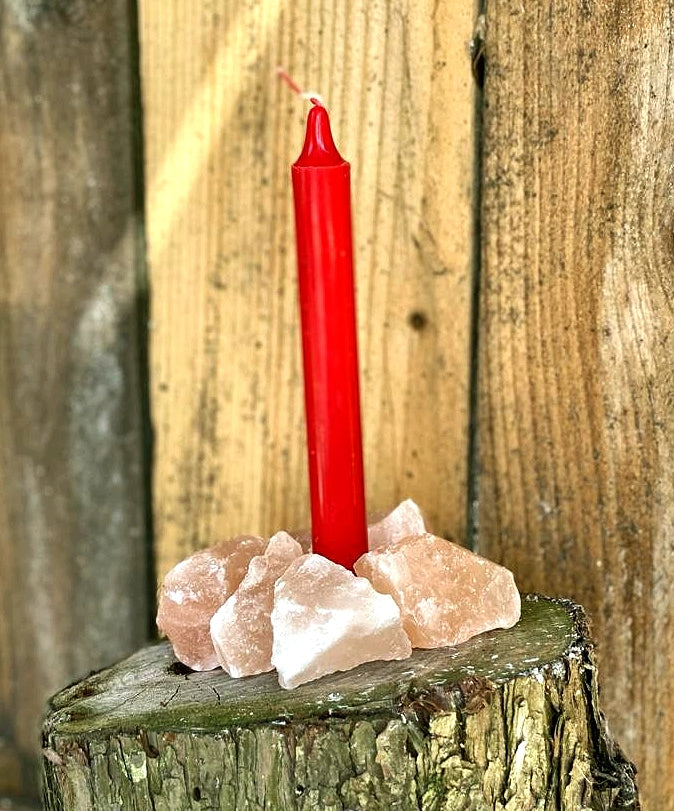 Bougie rouge allumée, symbole de force vitale, de passion et de protection. Parfaite pour les rituels d’amour, d’énergie, de courage et d’ancrage.