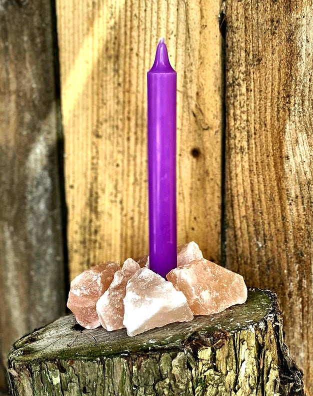 Bougie violette allumée, symbole de transformation, de sagesse et de spiritualité. Idéale pour les rituels d’élévation, de méditation et de connexion à l’intuition.