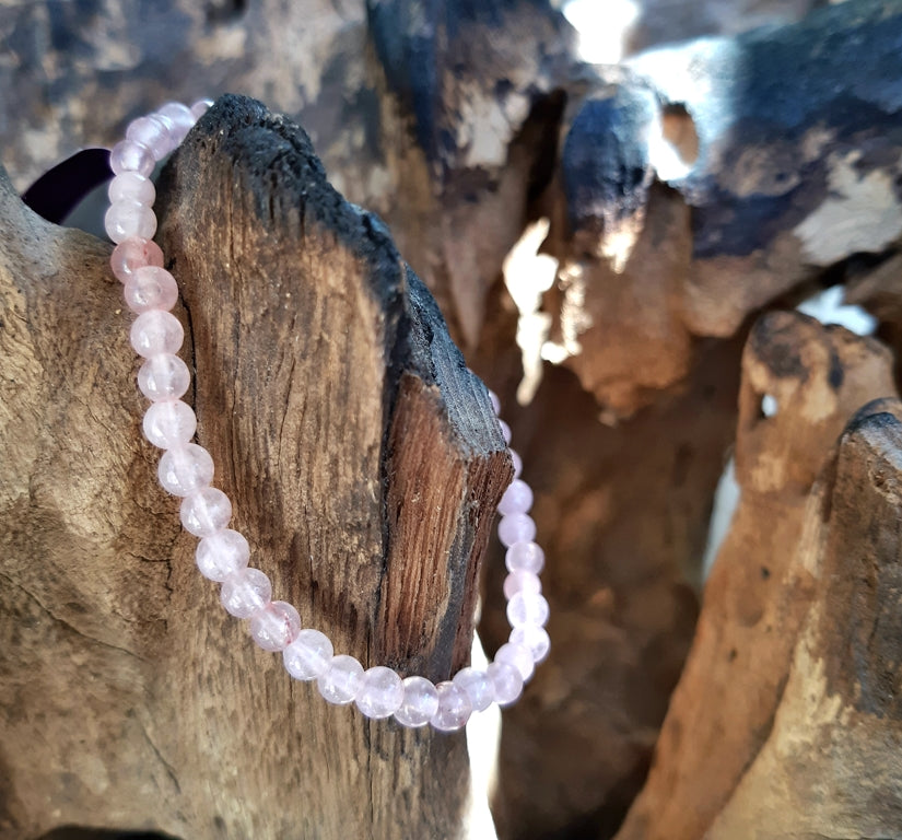 Bracelet en perles de 4 mm en quartz rose naturel du Brésil, pierre d’amour, de tendresse et d’apaisement émotionnel.
