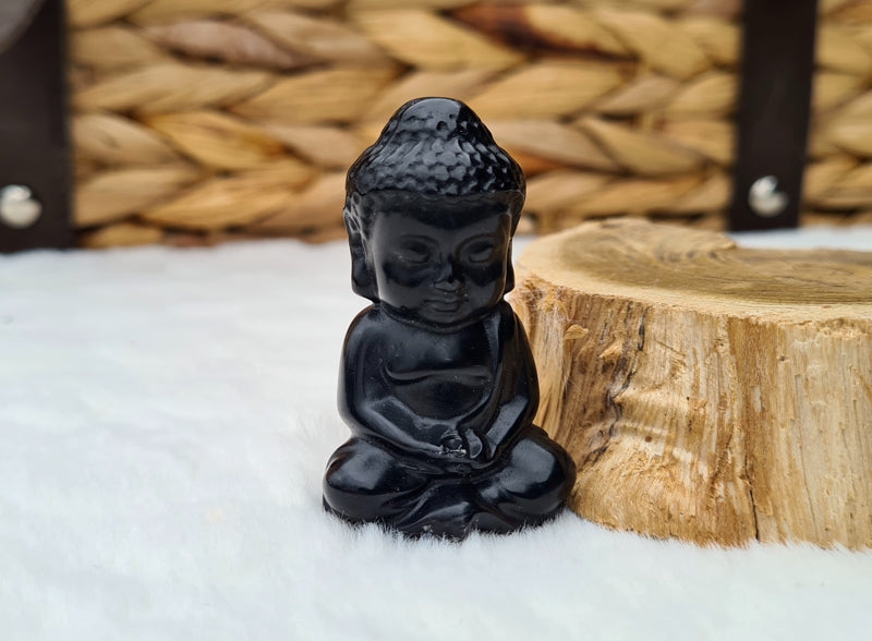 Statue de Bouddha sculptée en obsidienne noire naturelle, pierre de protection et d’ancrage pour une ambiance zen et spirituelle.
