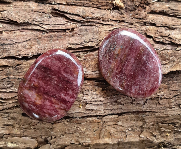 Galet en lépidolite