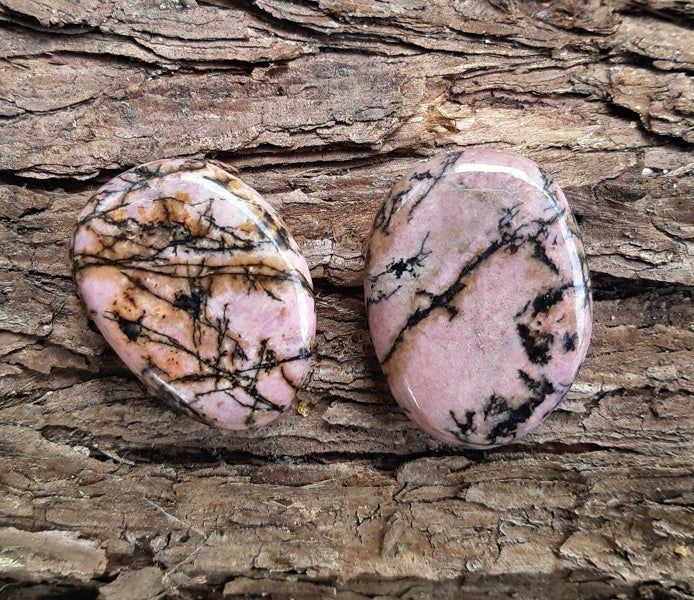 Galet en rhodonite