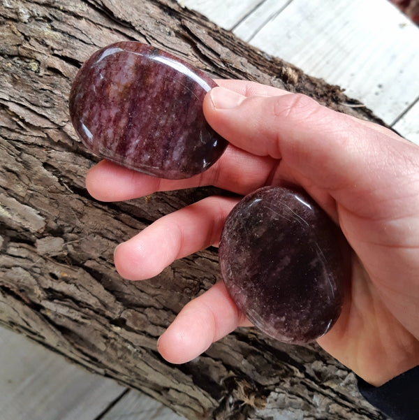 Galet en lépidolite