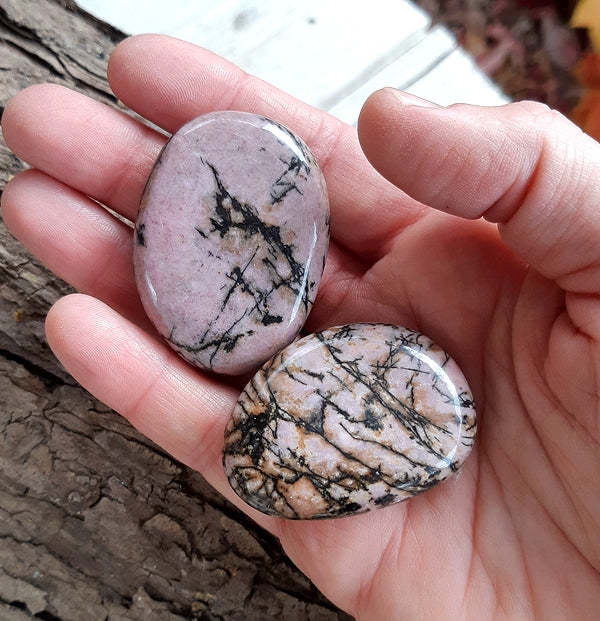 Galet en rhodonite