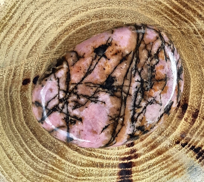 Galet en rhodonite