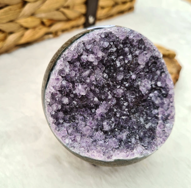 géode sphérique d'amethyste d'uruguay