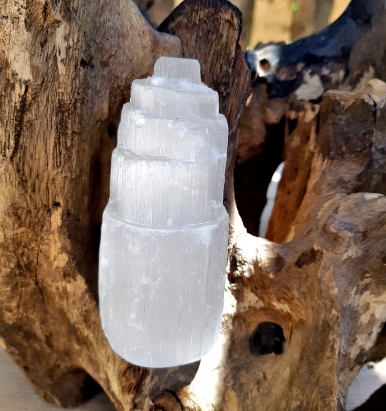 Tour en sélénite naturelle d’environ 10 cm, pierre de pureté et de sérénité, idéale pour la méditation et la purification énergétique.
