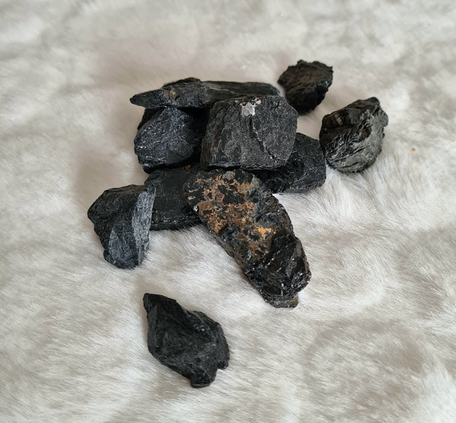 pierre brute tourmaline noire