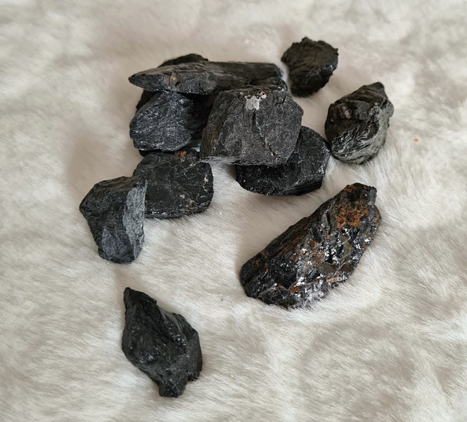 pierre brute tourmaline noire