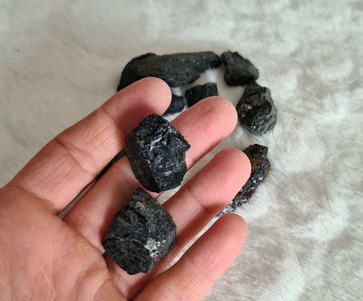 pierre brute tourmaline noire