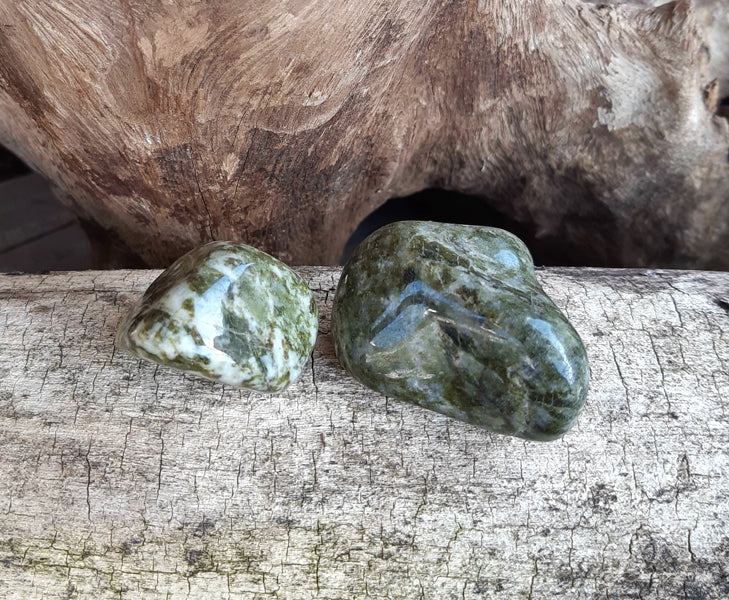 pierre roulée epidote mouchetée