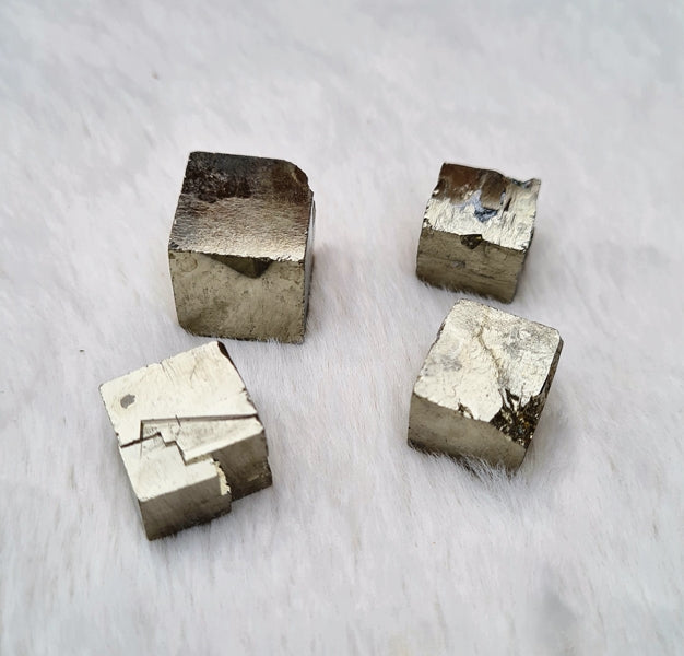 pierre brute pyrite cubique