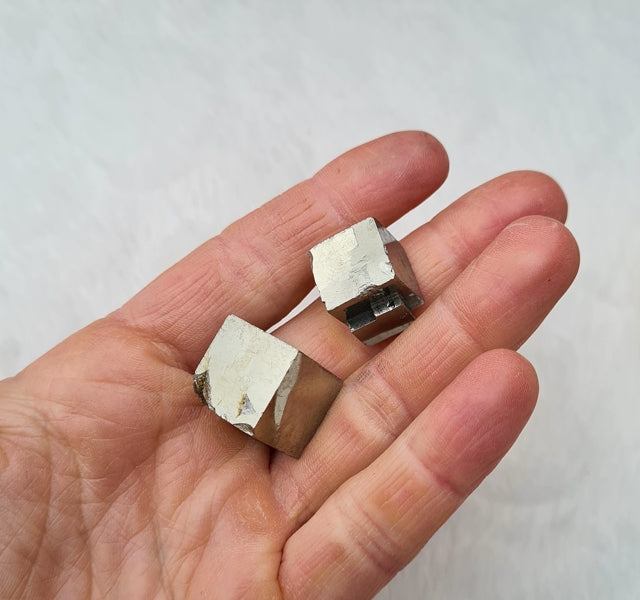 pierre brute pyrite cubique