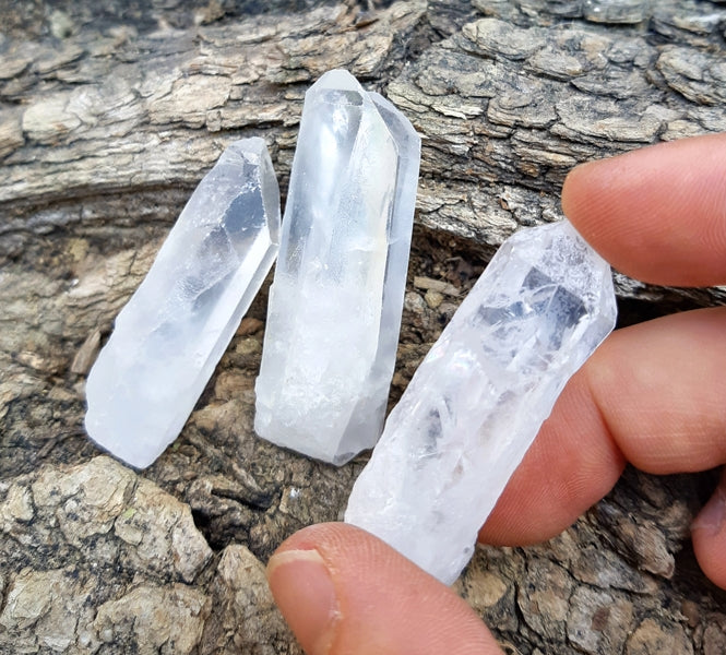 Pierre brute lot de 5 points de quartz