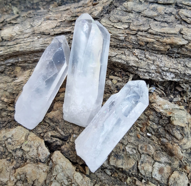 Pierre brute lot de 5 points de quartz