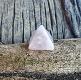 mini pyramide en quartz rose
