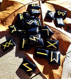 Runes en verre noir